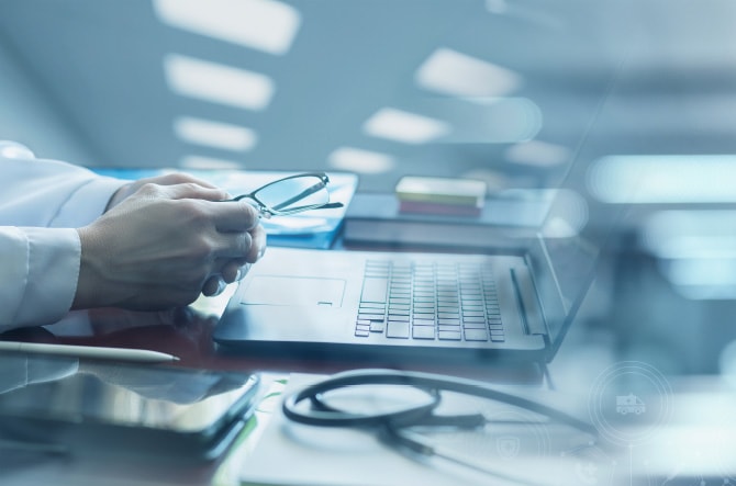 ノートパソコンのモニターを見つめる様子