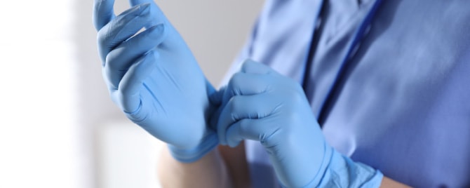 医師が手袋をする様子