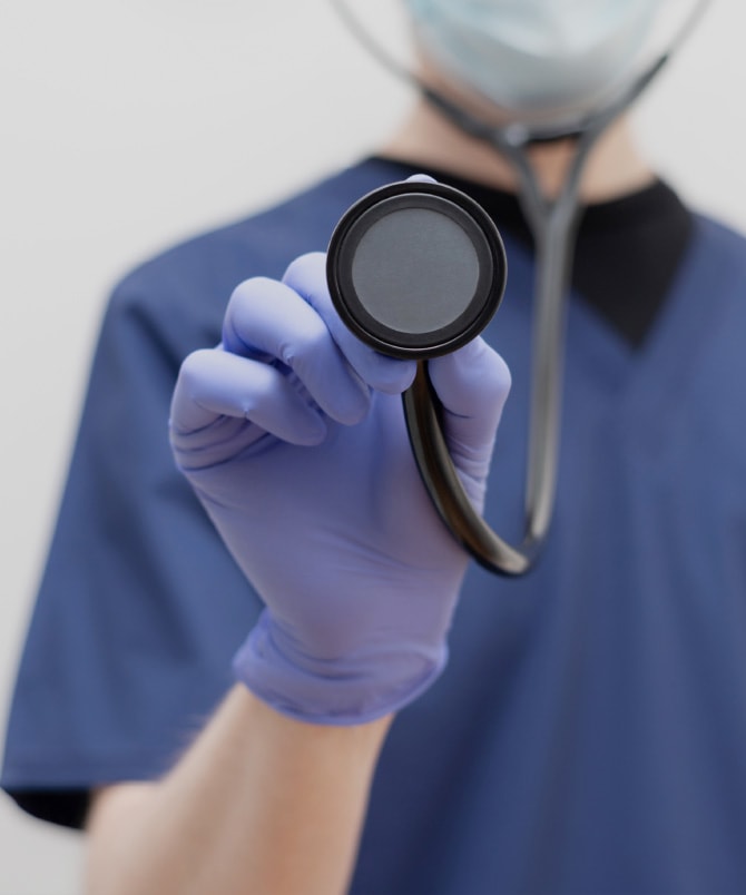 聴診器をこちらに向ける医師のイメージ写真