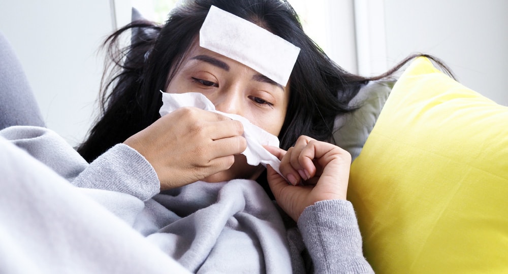 発熱で辛そうな女性