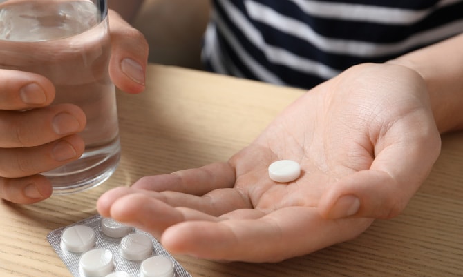 錠剤のお薬を飲もうとする様子