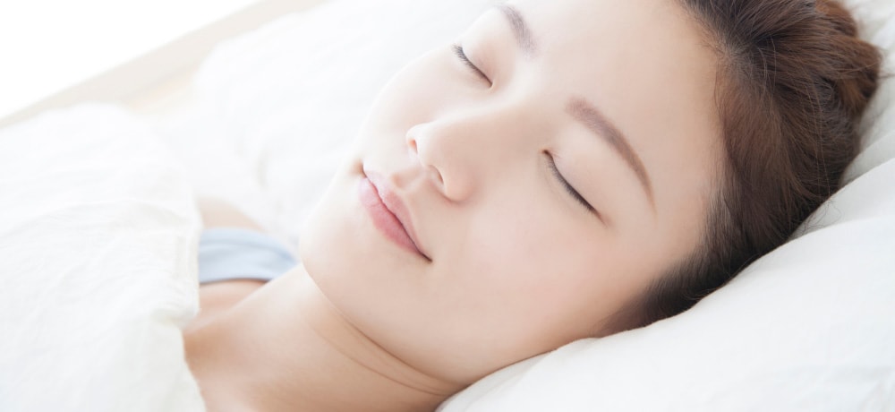 気持ち良さそうに寝ている女性