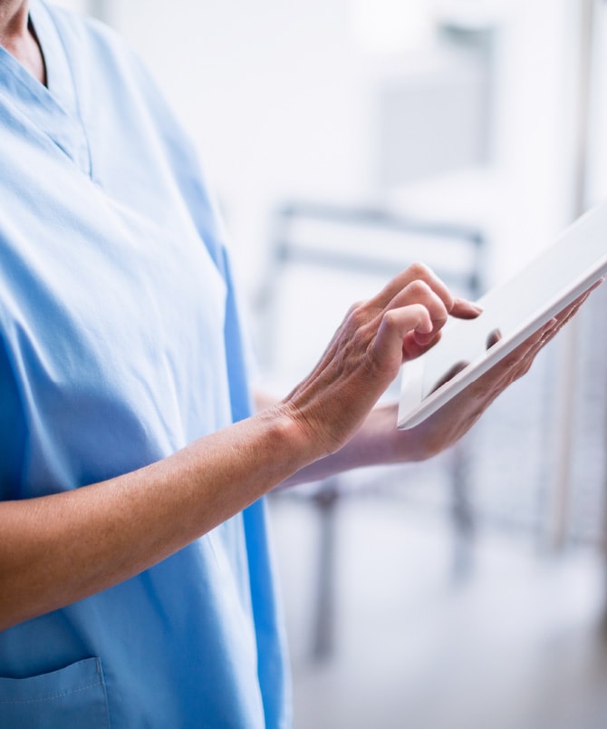 タブレットを操作する医師のイメージ写真