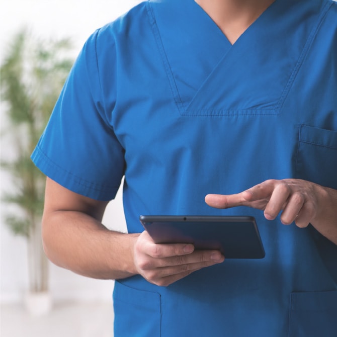 医師がタブレットを操作する様子